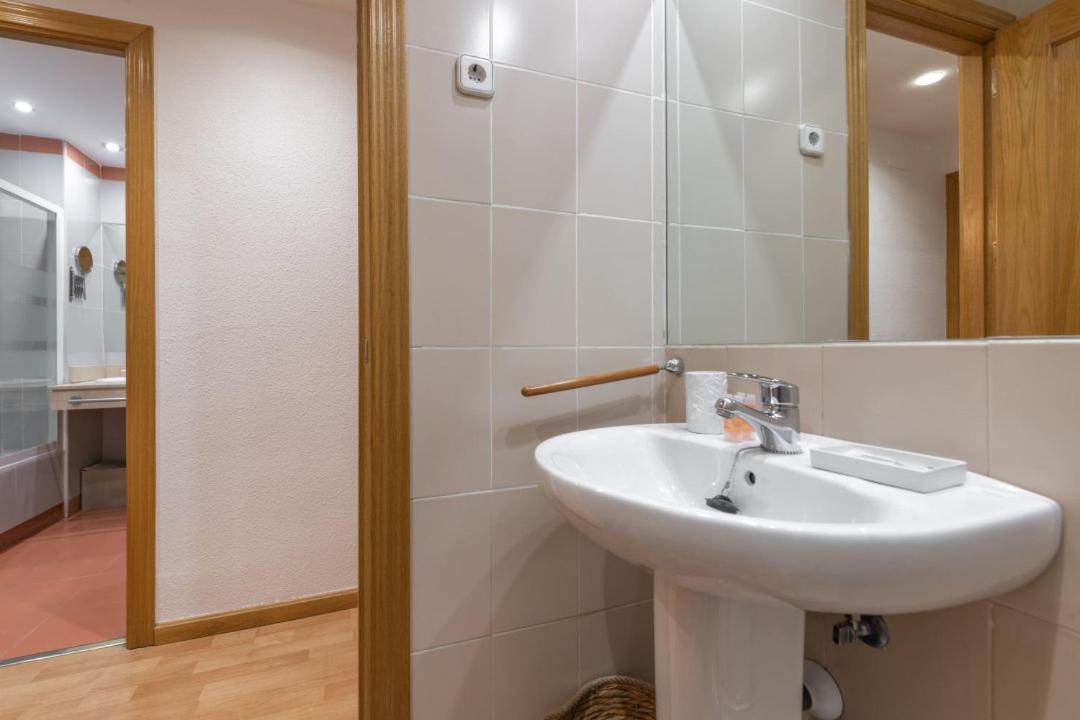 2 Bedrooms 2 Bathrooms Furnished - Malsana - With Pool - Mintystay Мадрид Екстериор снимка